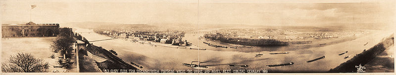 Blick vom Ehrenbreitstein auf den Rhein und die Moselmündung am Deutschen Eck (1919), über der Festung weht die Flagge der USA