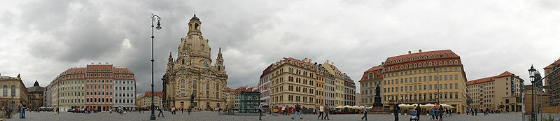 Panorama mit Verkehrsmuseum (links), Frauenkirche (mittig) und Neuem Rathaus (rechts im Hintergrund)