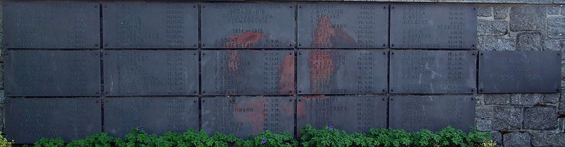 Detailansicht der Gedenktafeln im Innenhof des Ehrenmals für die Seckbacher Gefallenen der Weltkriege im Lohrpark auf dem Lohrberg (in maximaler Vergrößerung lesbar).