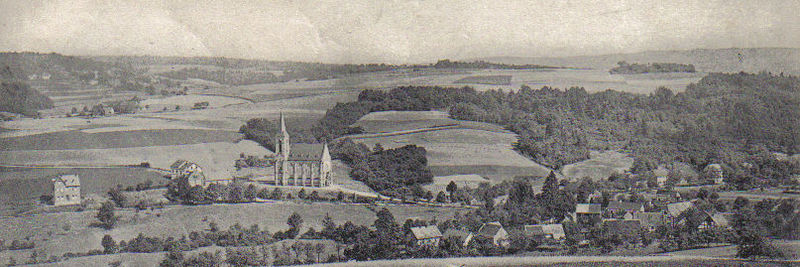 Das im Tal gelegene Mühleip mit der Kirche St. Aloysius um 1900. Links der Kirche ist die Ansiedlung Linkenbach.