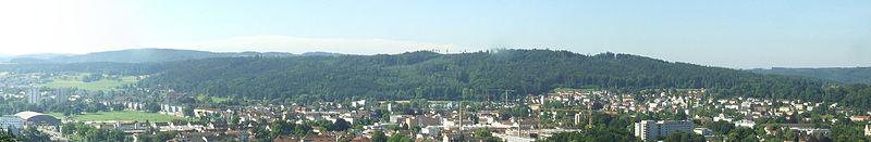 Der Eschenberg von Norden (Bäumli) her gesehen. Im Vordergrund Winterthur.