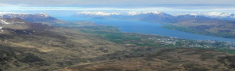 Eyjafjörður, rechts Akureyri