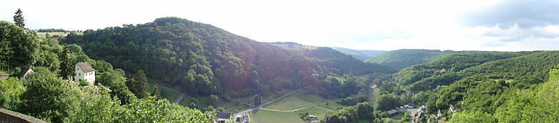 Ausblick von Burg Hohenstein ins Aartal. Wahrscheinlich war der Ausblick von den Türmen der Burg Greifenstein ähnlich