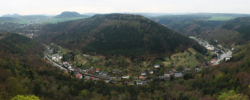 Blick von der Festung Königstein in das Bielatal mit dem Ortsteil Hütten sowie auf den Quirl
