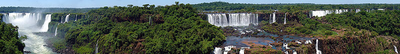 Panoramabild der Iguazú-Wasserfälle