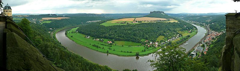 Blick von der Festung Königstein auf den großen Elbebogen, die Stadt Königstein und den Lilienstein
