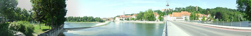 Karolinenwehr und Lech vom Westufer der Karolinenbrücke aus, im Hintergrund die Altstadt von Landsberg am Lech