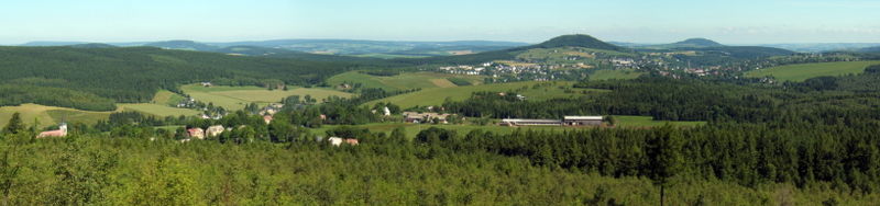 Panoramablick vom Hohen Stein auf Nové Zvolání, Bärenstein mit dem Berg Bärenstein und Vejprty