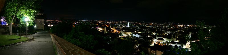 Blick über Graz bei Nacht mit Uhrturm