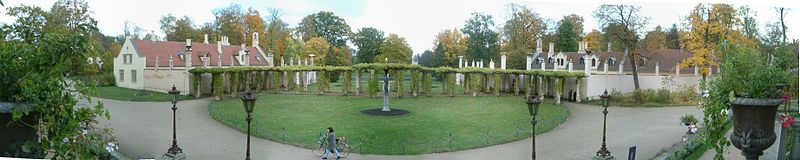 Panoramablick vom Branitzer Schloss auf den Pergolahof