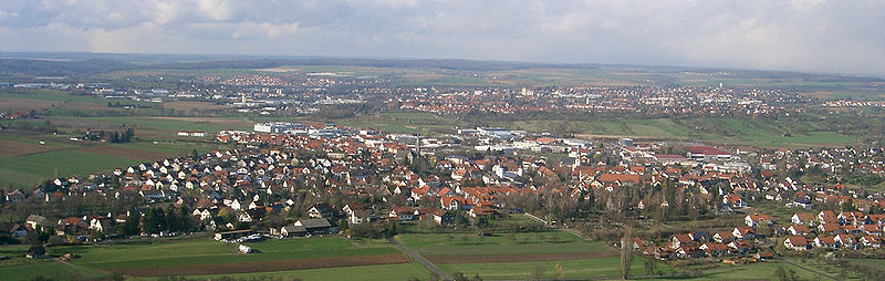 Panorama von Pfedelbach. Im Hintergrund die große Kreisstadt Öhringen