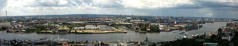 Panoramaansicht der Elbe und des Hamburger Hafens von der Kirche St. Michaelis aus, Blick auf Steinwerder, links die Einmündung des Reiherstiegs, mittig die Mündung des Fährkanals, rechts davon das Betriebsgelände der Werft Blohm + Voss