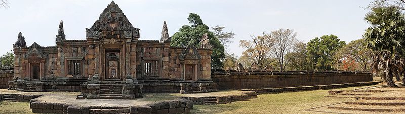 Prasat Mueang Tam: Blick auf den östlichen Gopuram der äußeren Umfassungsmauer