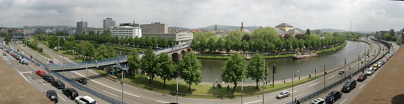 Panorama von Saarbrücken; im Vordergrund die Innenstadt durchquerende Stadtautobahn mit Umgehungsstraße für den Hochwasserfall