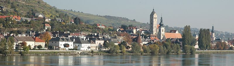 Panorama Stein an der Donau – gesehen von Mautern. Mitte, etwas nach rechts Ehemalige Frauenbergkirche, Pfarrkirche Hl. Nikolaus, nach den Pappeln Ehemalige Minoritenkirche.