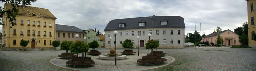 Der Freiheitsplatz mit dem Rathaus am linken Bildrand, dem CulturCentrum und ehemaliger kleiner Schule in der Mitte und der Stadthalle am rechten Bildrand