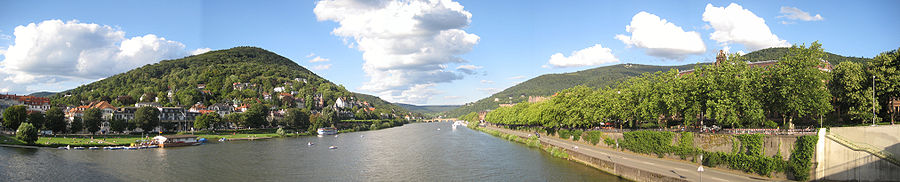 Der Neckar durchquert Heidelberg. Panorama von der Theodor-Heuss-Brücke. Links Neuenheim mit Neckarwiesen, rechts Altstadt.