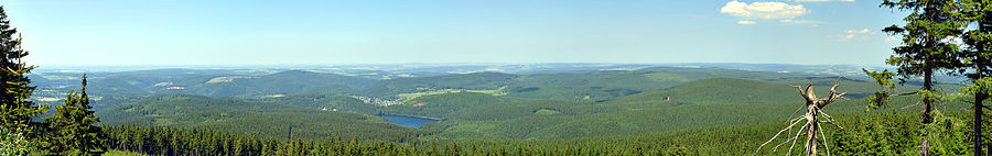 Panoramaaufnahme vom Auersberg mit der Talsperre Sosa in der Mitte