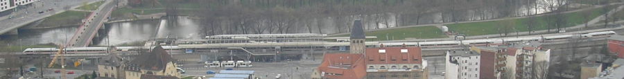 Ein ICE in Doppeltraktion im Bahnhof Jena Paradies macht die Größenverhältnisse deutlich (das Bahnhofsgebäude befindet sich im zweiten Bildviertel von links)