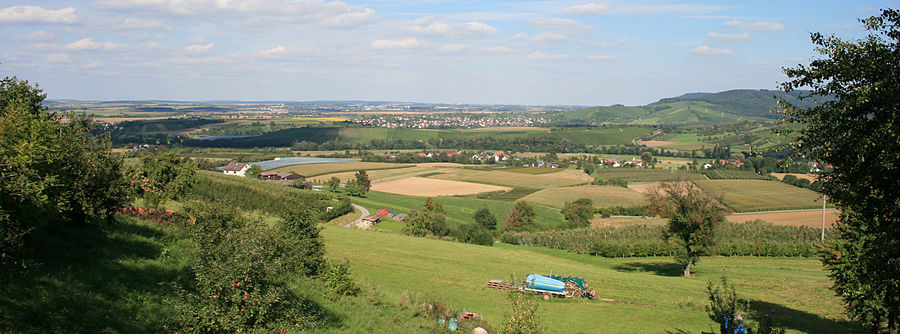 Das Panorama von Harsberg. In der Mitte die Ortschaft Unterhöfen. Rechts die Beingasse. Im Hintergrund der Öhringer Teilort Michelbach am Wald und die Hohenloher Ebene