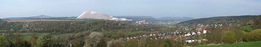 Pamorama von Philippsthal mit der Abraumhalde des Kaliwerkes. Im Hintergrund die nördlichsten Berge der Rhön (Landecker Berg und Dreienberg. Die Kuppe links ist der Soisberg.