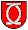 Das Schlichtner Wappen zeigt einen Roten Schild auf dem zwei sich mit der Öffnung nach außen überschneidende halbe silberne Ringe liegen.