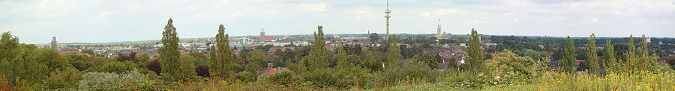 Panoramaansicht der Stadt vom Waldhügel aus gesehen. Blickrichtung ist nordwestlich bis nordöstlich.