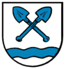 Das Schornbacher Wappen zeigt einen Weißen (Silbernen) Schild, auf dem in blau zwei gekreuzte Schoren und ein Wellenbalken liegt.