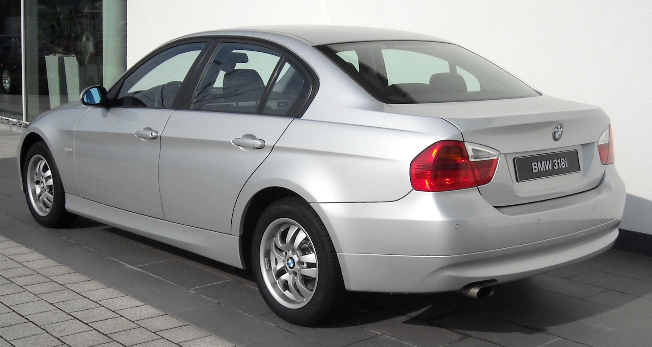 File:BMW X1 (E84, Facelift) – Heckansicht, 2. September 2012,  Düsseldorf.jpg - Wikimedia Commons