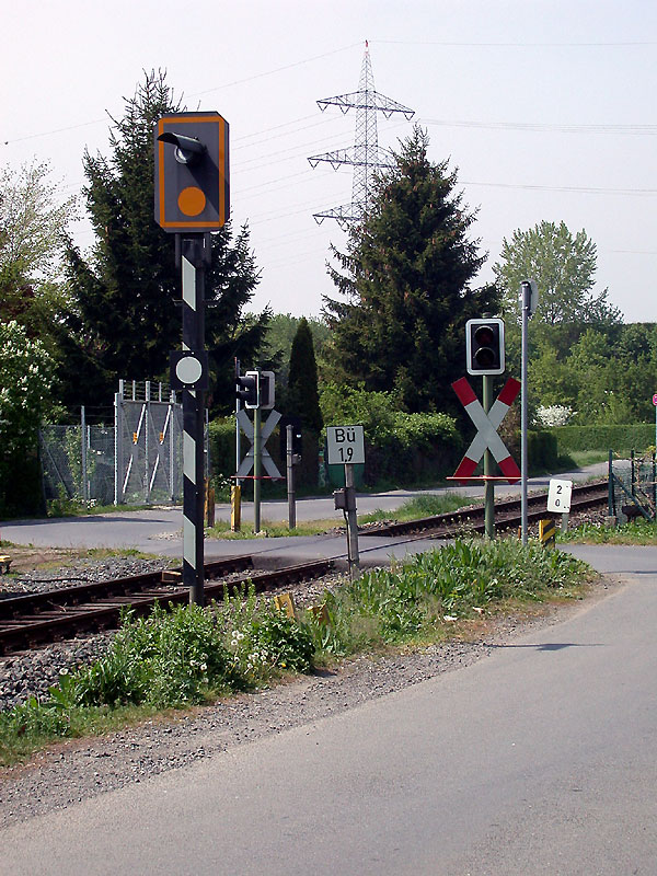 Datei:Warnkreuz mit rotem Warnlicht für unbeschrankten mehrgleisigen  Bahnübergang.svg – Wikipedia