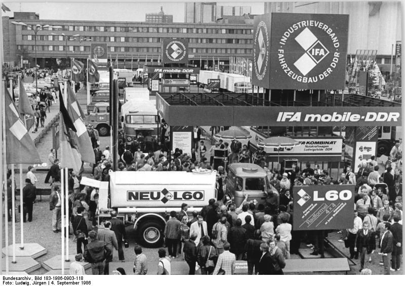 MZ : la multinationale ! Bundesarchiv_Bild_183-1986-0903-118%2C_Leipzig%2C_Herbstmesse%2C_Stra%C3%9Fenfahrzeuge