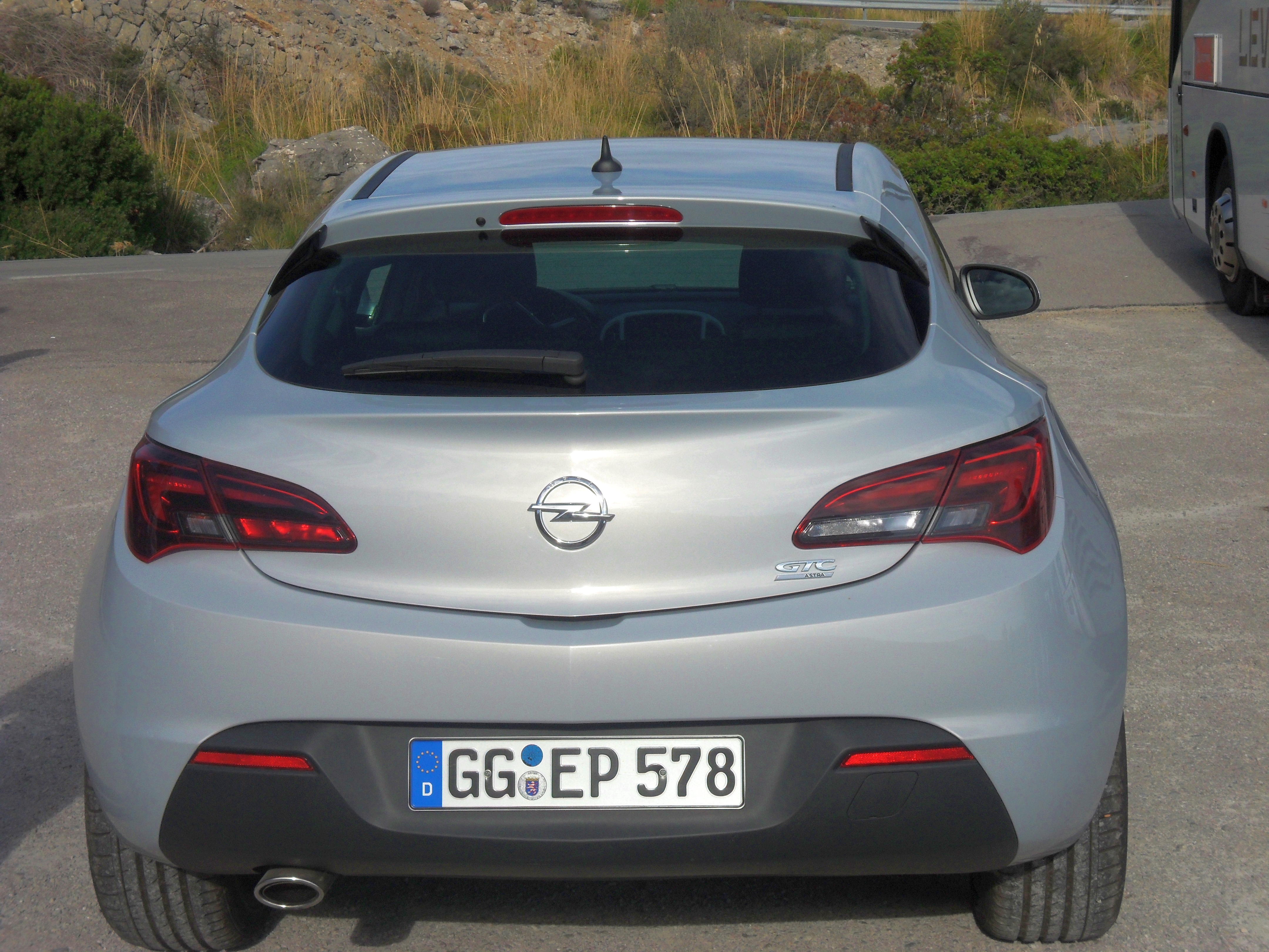 Datei:Opel Astra Design Edition (J) – Heckansicht, 14. August 2011,  Heiligenhaus.jpg – Wikipedia