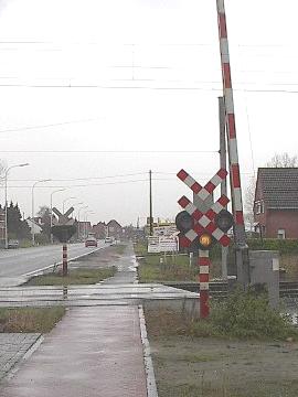 Datei:Warnkreuz mit rotem Warnlicht für unbeschrankten mehrgleisigen  Bahnübergang.svg – Wikipedia