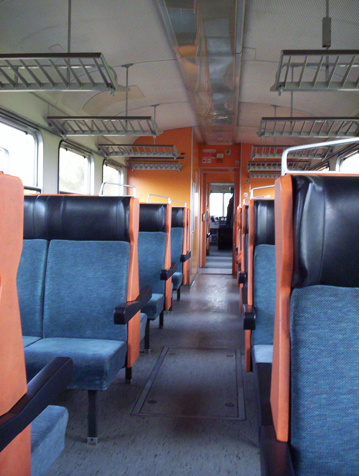 'Polsterklasse' in Triebwagen (Farbe?) VT628-018_interior